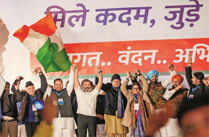 When `Bharat Jodo Yatra` reached Jammu, former Chief Minister of the state and current Member of Parliament Farooq Abdullah welcomed it; Photo: INN